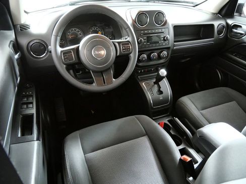 Used 2015 Jeep Patriot Latitude AWD/4WD image 4