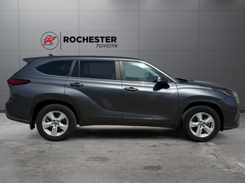 Used 2023 Toyota Highlander L FWD image 6