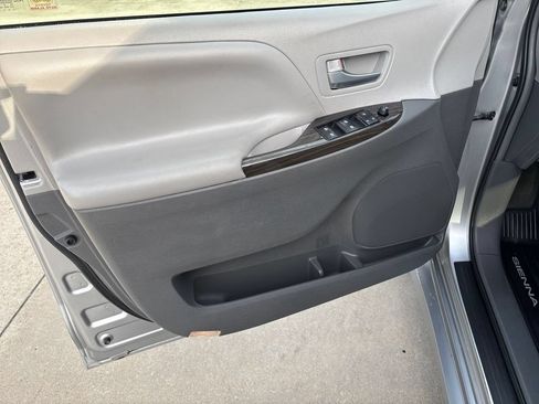 Used 2018 Toyota Sienna XLE w/ XLE Navigation Package FWD image 10