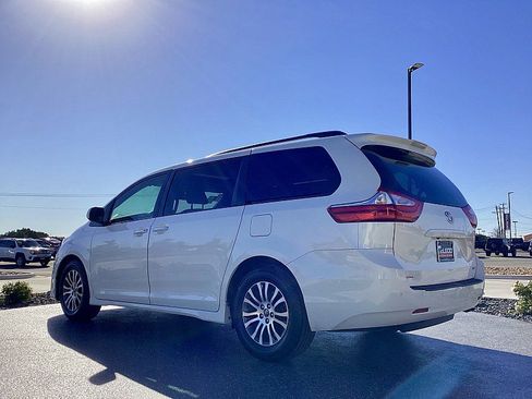 Used 2018 Toyota Sienna XLE w/ XLE Navigation Package image 7