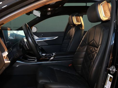 Used 2023 BMW 740i w/ Parking Assistance Package RWD image 9