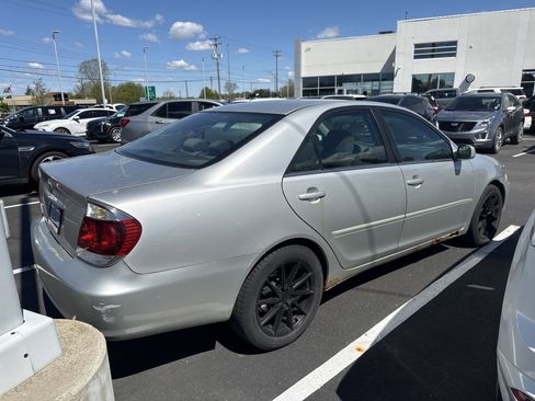 Used 2005 Toyota Camry SE FWD image 3