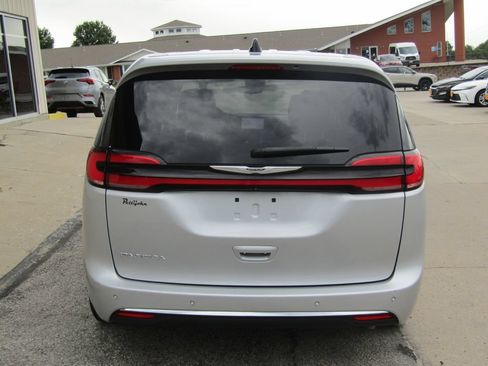 Used 2024 Chrysler Pacifica Touring-L FWD image 4