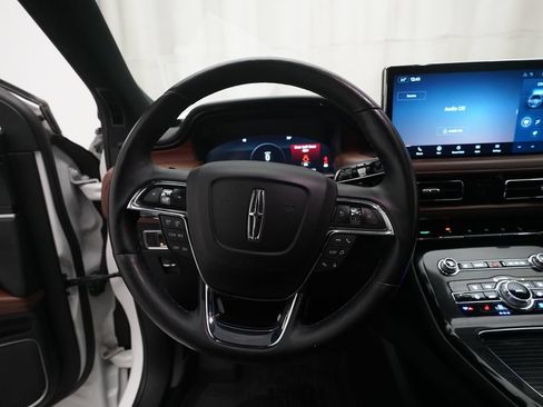 Used 2023 Lincoln Nautilus Reserve w/ Luxury Package AWD/4WD image 4