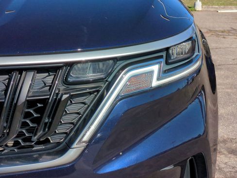 Certified 2024 Kia Carnival LX image 10