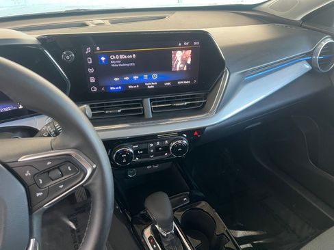 Used 2025 Chevrolet Trax LT w/ LT Convenience Package image 17