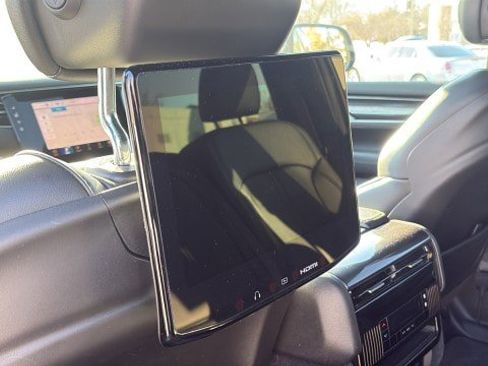 Used 2023 Jeep Wagoneer L 4WD w/ Premium Group I image 27