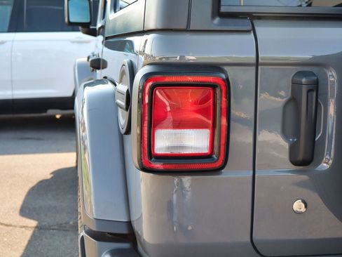 Used 2018 Jeep Wrangler Unlimited Sahara AWD/4WD image 12