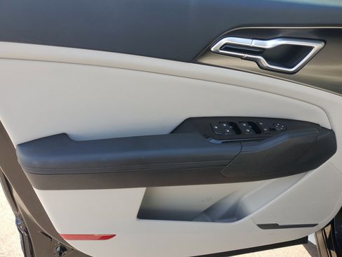 Used 2025 Kia Sportage EX image 8