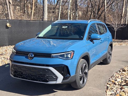 New 2026 Volkswagen Taos SE image 1