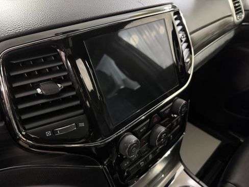 Used 2021 Jeep Grand Cherokee Limited image 10