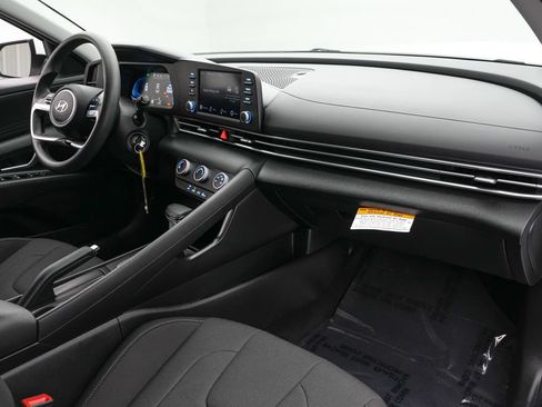 Used 2025 Hyundai Elantra SE FWD image 21