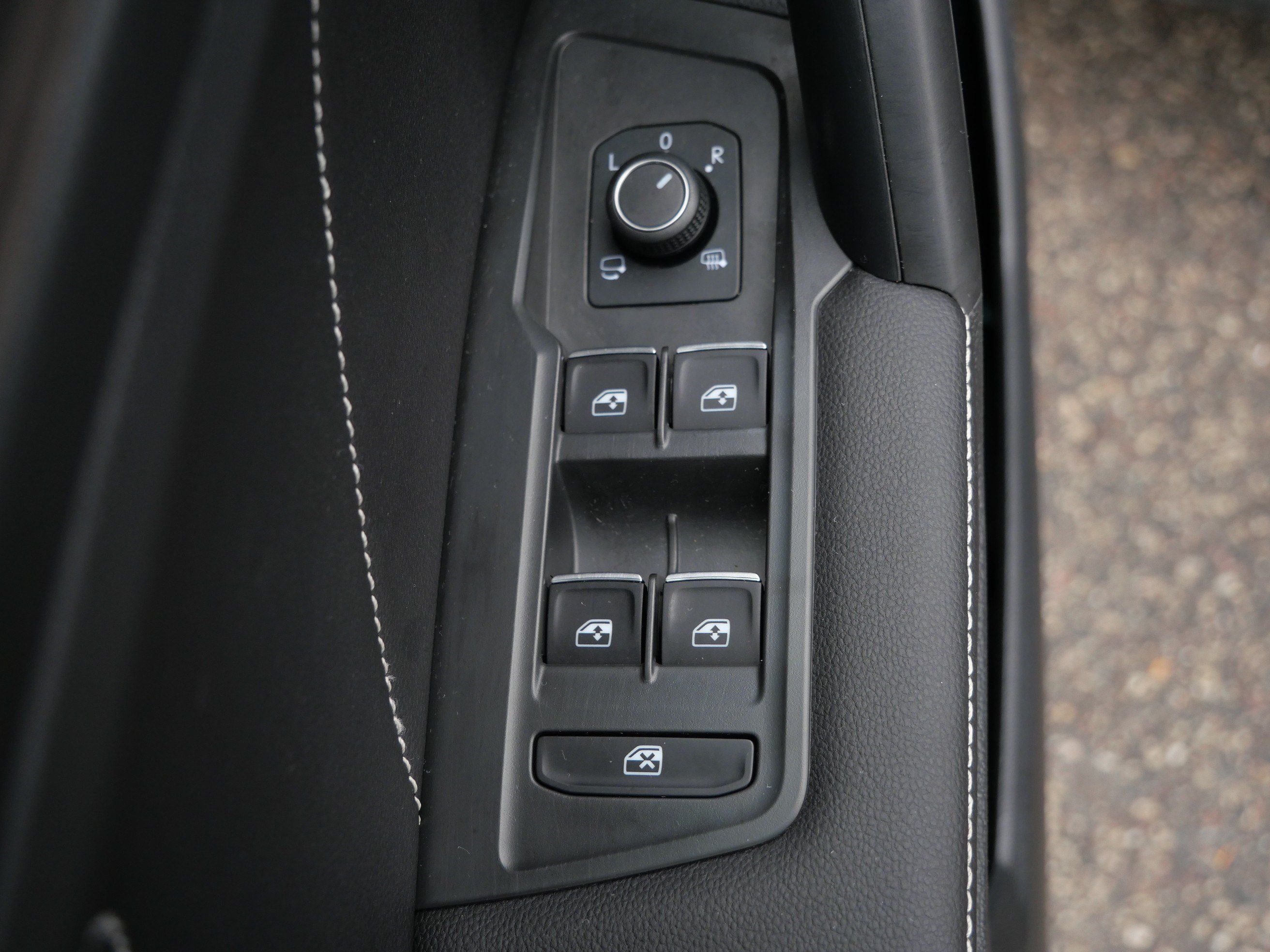 Certified 2024 Volkswagen Tiguan SEL R-Line AWD/4WD image 19