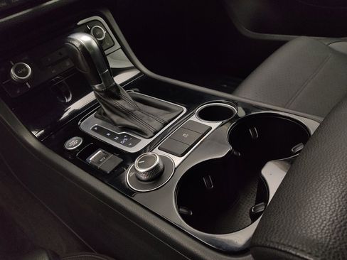 Used 2016 Volkswagen Touareg Sport image 26