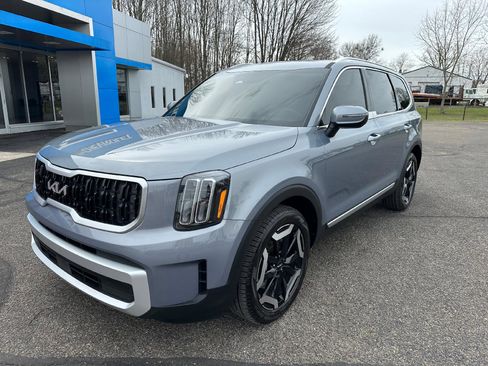 Used 2025 Kia Telluride EX w/ EX Captain's Chair Package image 1