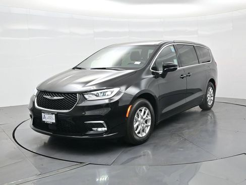 New 2026 Chrysler Pacifica Select image 2