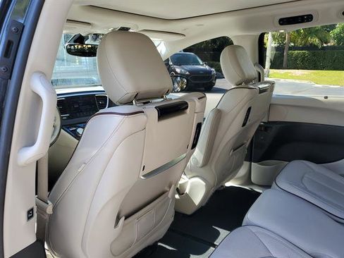 Used 2020 Chrysler Pacifica Limited w/ Tire & Wheel Group image 36