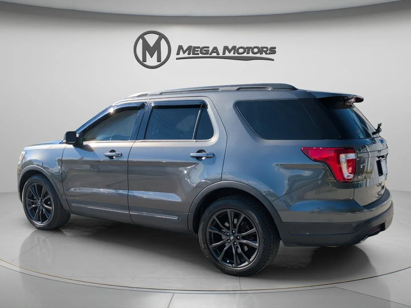 Used 2019 Ford Explorer XLT w/ Equipment Group 202A FWD image 4