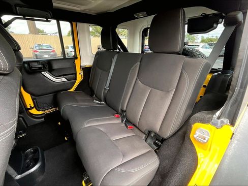 Used 2015 Jeep Wrangler Unlimited Rubicon w/ Connectivity Group image 22