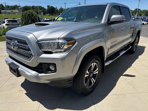 Used 2016 Toyota Tacoma TRD Sport w/ Towing Package AWD/4WD image 3