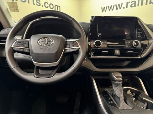 Used 2024 Toyota Highlander XLE image 9