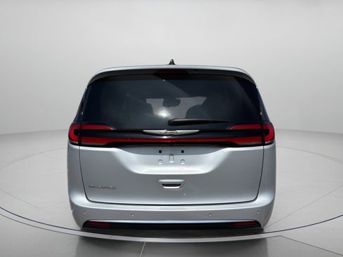 Used 2023 Chrysler Pacifica Touring-L image 4