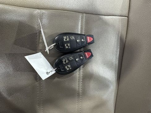 Used 2013 Chrysler Town & Country Touring image 19