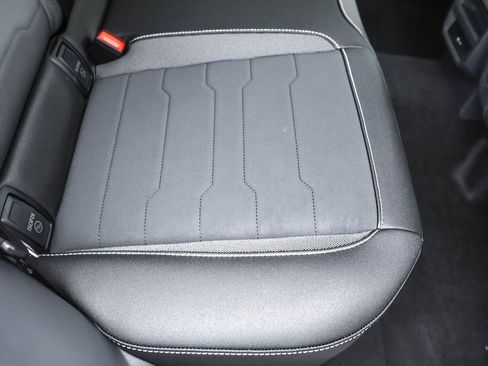 Used 2025 Volkswagen Taos SE image 29