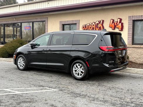 Used 2023 Chrysler Pacifica Touring-L image 5