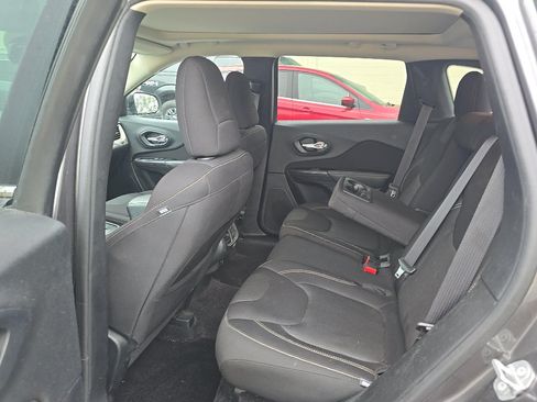 Used 2016 Jeep Cherokee Latitude w/ Comfort/Convenience Group AWD/4WD image 7