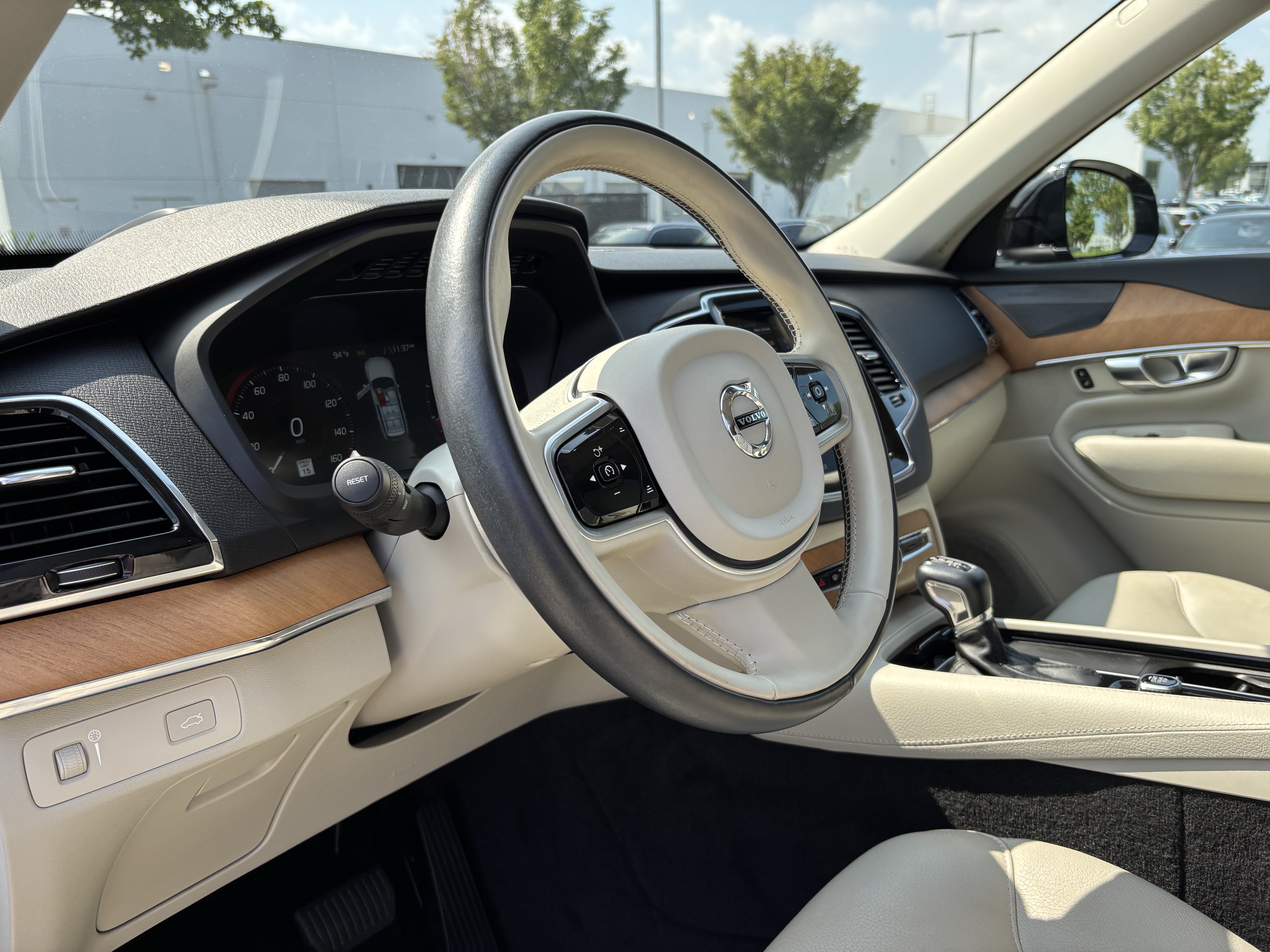 Used 2022 Volvo XC90 T6 Momentum w/ Advanced Package AWD/4WD image 17
