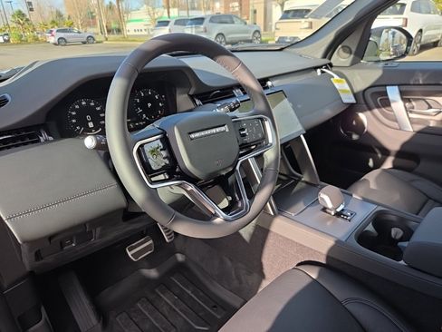 New 2025 Land Rover Discovery Sport Dynamic SE image 12
