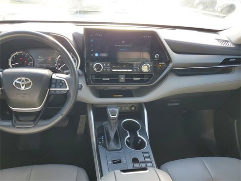 Used 2023 Toyota Highlander XLE image 13