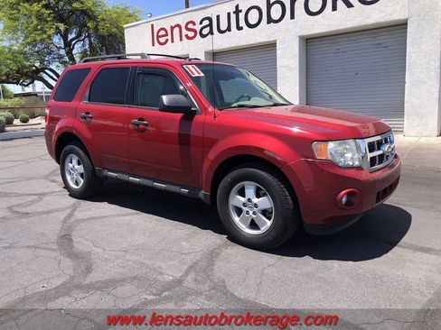 Used 2011 Ford Escape XLT AWD/4WD image 2