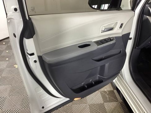 Used 2021 Toyota Sienna Limited image 17
