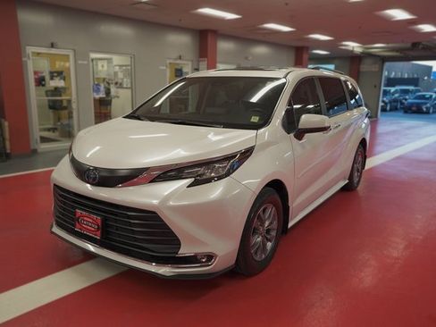 Used 2023 Toyota Sienna XLE w/ XLE Plus Package image 3
