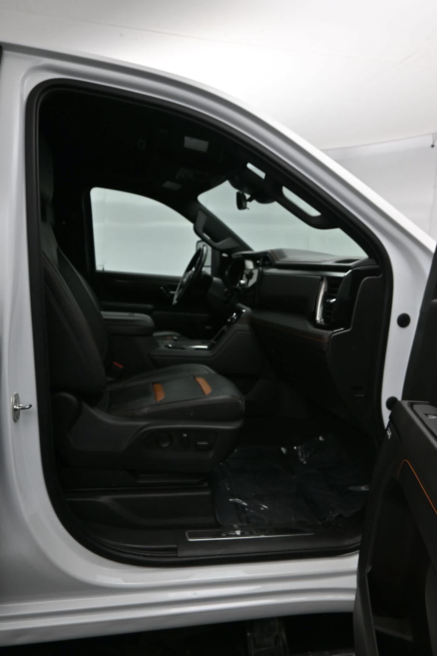 Used 2024 GMC Sierra 2500 AT4 w/ AT4 Premium Plus Package AWD/4WD image 25