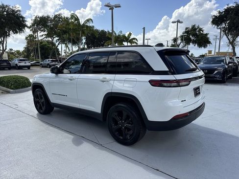 Used 2022 Jeep Grand Cherokee Altitude AWD/4WD image 12