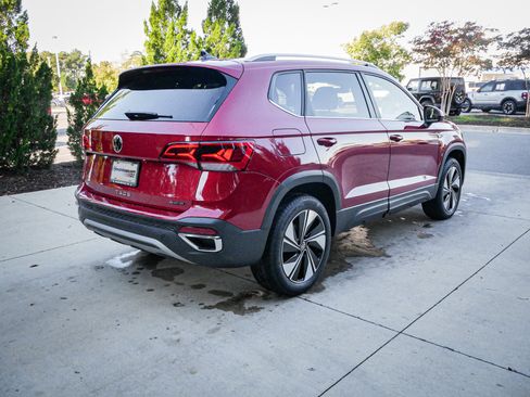 Used 2024 Volkswagen Taos SE w/ Panoramic Sunroof Package image 10