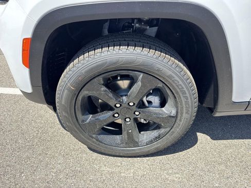 New 2025 Jeep Grand Cherokee Limited w/ Black Appearance Package image 16