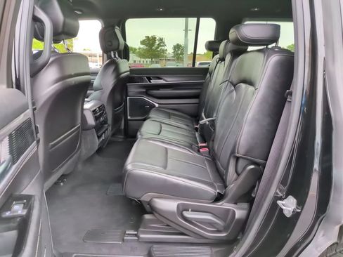 Used 2023 Jeep Wagoneer Series III w/ Preferred Equipment Group AWD/4WD image 13