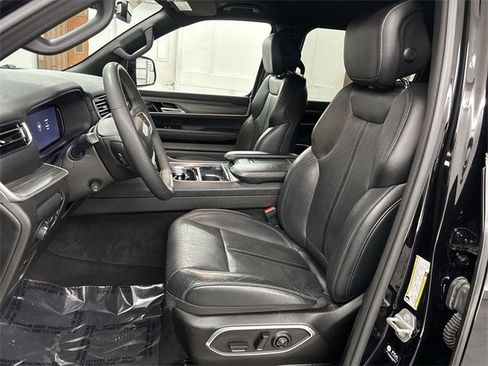 Used 2023 Jeep Wagoneer L Series II image 3