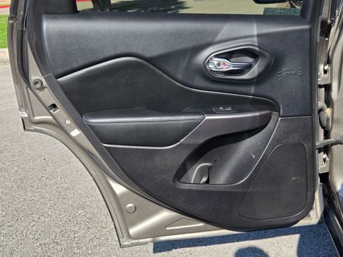 Used 2019 Jeep Cherokee Latitude Plus FWD image 15