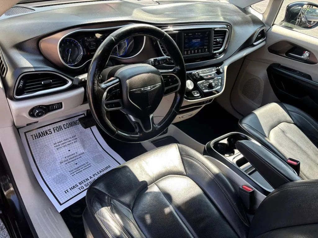Used 2019 Chrysler Pacifica Touring-L FWD image 2