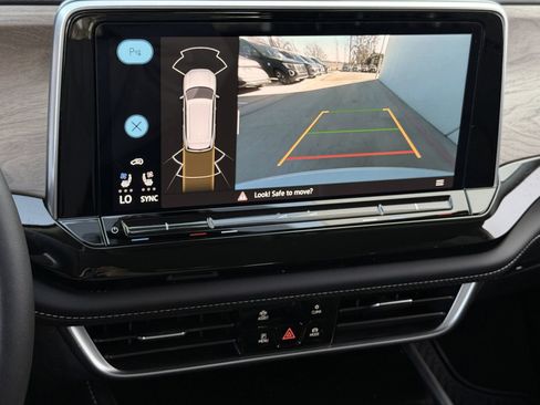 New 2025 Volkswagen Atlas SE image 17