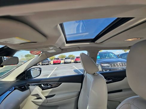 Used 2018 Nissan Rogue Sport SL w/ SL Premium Package image 17