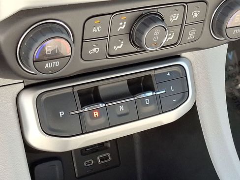 Certified 2023 GMC Acadia SLT image 22