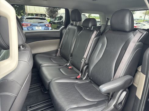 Used 2025 Kia Carnival FWD image 21