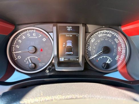 Used 2017 Toyota Tacoma TRD Off-Road image 16