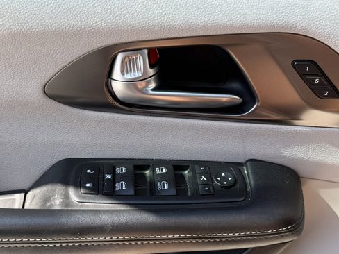 Used 2017 Chrysler Pacifica Limited w/ UConnect Theater Package FWD image 19